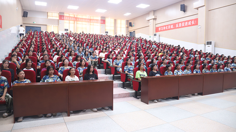 時(shí)光不語，靜待花開——懷化市新晃恒雅高級(jí)中學(xué)舉辦女生青春期健康教育講座